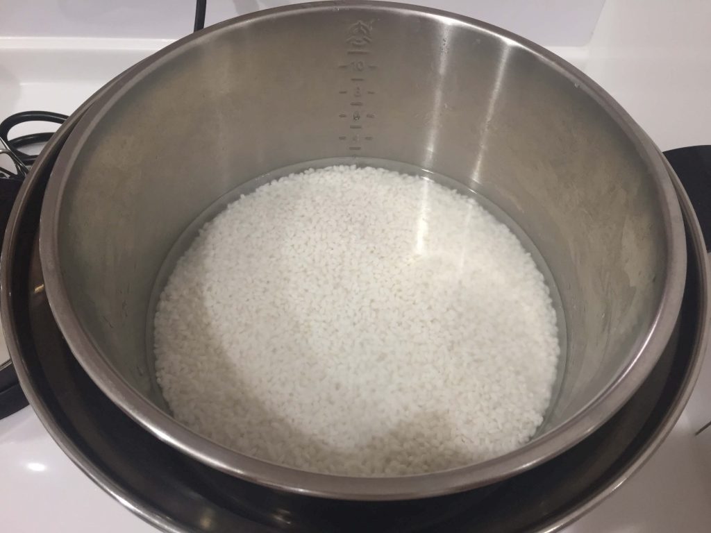 電鍋でお米を炊く